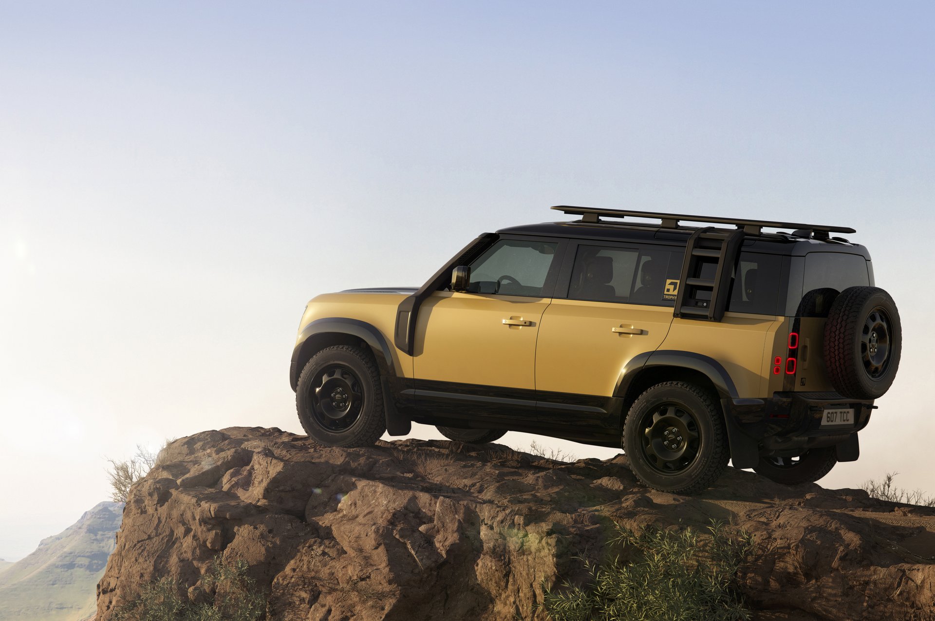 DEF_26MY_TROPHY_EDITION_YELLOW_190625_03a